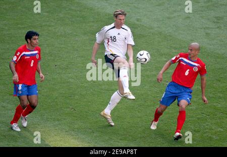 (L-R-) Costa Ricas Mauricio Solis, Deutschlands Tim Borowski und Costa Rica Danny Fonseca im Einsatz während der WM 2006, Gruppe A, Deutschland gegen Costa Rica am 9. Juni 2006 in München. Deutschland gewann 4-2. Foto von Gouhier-Hahn-Orban/Cameleon/ABACAPRESS.COM Stockfoto