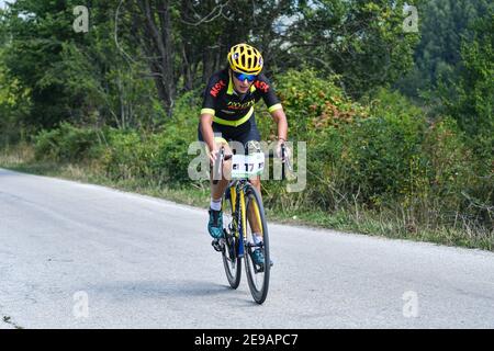 Mavrovo, Mazedonien, September 08 2020. Das Zeitfahrrad-Rennen fand im hügeligen Gelände von Mavrovo statt, für Profi- und Amateurfahrer. Stockfoto