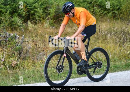 Mavrovo, Mazedonien, September 08 2020. Das Zeitfahrrad-Rennen fand im hügeligen Gelände von Mavrovo statt, für Profi- und Amateurfahrer. Stockfoto