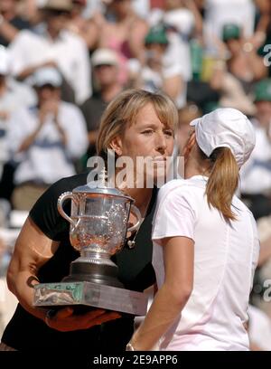 Die ehemalige Tennisspielerin Martina Navratilova aus den USA überreicht die Trophäe an die belgische Gewinnerin Justine Henin-Hardenne (6-4, 6-4) gegen die russische Svetlana Kuznetsova beim French Tennis Open in der Roland Garros Arena in Paris am 10. Juni 2005. Foto von Christophe Guibbaud/Cameleon/ABACAPRESS.COM Stockfoto