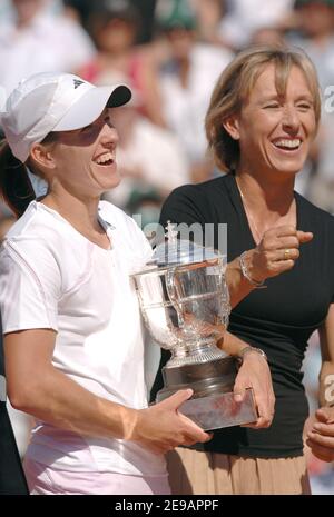 Die ehemalige Tennisspielerin Martina Navratilova aus den USA überreicht die Trophäe an die belgische Gewinnerin Justine Henin-Hardenne (6-4, 6-4) gegen die russische Svetlana Kuznetsova beim French Tennis Open in der Roland Garros Arena in Paris am 10. Juni 2005. Foto von Christophe Guibbaud/Cameleon/ABACAPRESS.COM Stockfoto