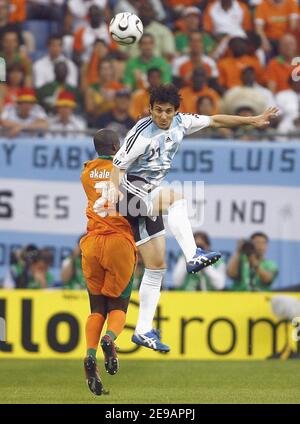 Kanga Gauthier Akale von der Elfenbeinküste und Nicolas Burdisso von Argentinien während der Weltmeisterschaft 2006, Weltmeisterschaft 2006, Gruppe C, Argentinien gegen Elfenbeinküste in Hamburg, Deutschland am 10. Juni 2006. Argentinien gewann 2-1. Foto von Christian Liewig/ABACAPRESS.COM Stockfoto