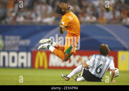 Didier Drogba von der Elfenbeinküste und Gabriel Heinze von Argentinien während der Weltmeisterschaft 2006, der Weltmeisterschaft 2006, Gruppe C, Argentinien gegen Elfenbeinküste am 10. Juni 2006 in Hamburg. Argentinien gewann 2-1. Foto von Christian Liewig/ABACAPRESS.COM Stockfoto