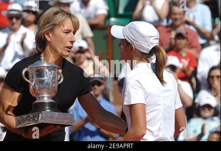 Die ehemalige Tennisspielerin Martina Navratilova aus den USA überreicht die Trophäe an die belgische Gewinnerin Justine Henin-Hardenne (6-4, 6-4) gegen die russische Svetlana Kuznetsova beim French Tennis Open in der Roland Garros Arena in Paris am 10. Juni 2005. Foto von Christophe Guibbaud/Cameleon/ABACAPRESS.COM Stockfoto