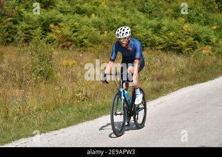 Mavrovo, Mazedonien, September 08 2020. Das Zeitfahrrad-Rennen fand im hügeligen Gelände von Mavrovo statt, für Profi- und Amateurfahrer. Stockfoto