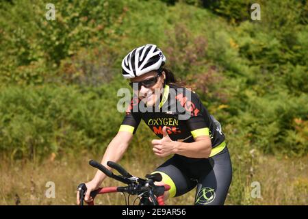 Mavrovo, Mazedonien, September 08 2020. Das Zeitfahrrad-Rennen fand im hügeligen Gelände von Mavrovo statt, für Profi- und Amateurfahrer. Stockfoto