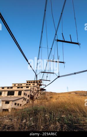 Verlassene Gebäude und Maschinen des Bergbaukomplexes Trabia Tallarita in Riesi, in der Nähe von Caltanissetta, Italien Stockfoto