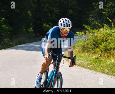 Mavrovo, Mazedonien, September 08 2020. Das Zeitfahrrad-Rennen fand im hügeligen Gelände von Mavrovo statt, für Profi- und Amateurfahrer. Stockfoto