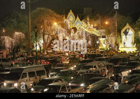 Tausende von gelben T-Shirted Thais (die Farbe des Tages Geburt ihres Königs) beobachten den Beginn eines Feuerwerks in der Nähe des Großen Palasts in Bangkok, 09. Juni 2006. Hunderttausende Thais nahmen an einer Kerzenlichtmahnwache Teil, um dem thailändischen König Bhumibol Adulyadej, dem am längsten regierenden Monarchen der Welt, am 60th. Jahrestag seiner Herrschaft Tribut zu zollen, als am 9. Juni 2006 ein Feuerwerk über den vergoldeten Türmen historischer Paläste und Tempel ausbrach. Foto von Patrick Durand/ABACAPRESS.COM Stockfoto