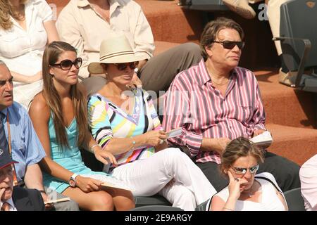 Bernard Tapie mit seiner Frau und ihrer Tochter während des Männer-Finales der French Tennis Open in der Roland Garros Arena, in Paris, Frankreich am 11. Juni 2006. Foto von Gorassini-Nebinger-Zabulon/ABACAPRESS.COM Stockfoto