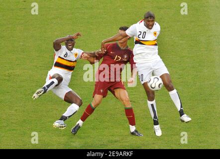 Angolas Andre Macanga, Portugals Cristiano Ronaldo und Angolas Loco in Aktion während der WM 2006, Gruppe D, Angola gegen Portugal am 11. Juni 2006 in Köln, Deutschland. Portugal gewann 1-0. Foto von Gouhier-Hahn-Orban/Cameleon/ABACAPRESS.COM Stockfoto