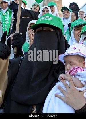 Palästinensische Frauen, die die Hamas und den Islamischen Dschihad unterstützen, versammeln sich am Samstag, den 10. Juni 2006, bei einer Kundgebung gegen die Einberufung eines Referendums durch den palästinensischen Präsidenten Mahmoud Abbas vor dem Legislativrat in Gaza-Stadt, Palästina. Abbas erklärte, er werde am 26. Juli ein Referendum über die Errichtung eines palästinensischen Staates an der Seite Israels abhalten, gegen das sich die Hamas entschieden ausspricht. Foto von Mohamed Atta/ABACAPRESS.COM Stockfoto