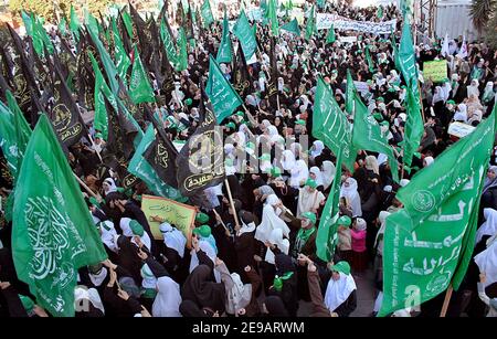 Palästinensische Frauen, die die Hamas und den Islamischen Dschihad unterstützen, versammeln sich am Samstag, den 10. Juni 2006, bei einer Kundgebung gegen die Einberufung eines Referendums durch den palästinensischen Präsidenten Mahmoud Abbas vor dem Legislativrat in Gaza-Stadt, Palästina. Abbas erklärte, er werde am 26. Juli ein Referendum über die Errichtung eines palästinensischen Staates an der Seite Israels abhalten, gegen das sich die Hamas entschieden ausspricht. Foto von Mohamed Atta/ABACAPRESS.COM Stockfoto