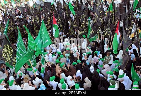 Palästinensische Frauen, die die Hamas und den Islamischen Dschihad unterstützen, versammeln sich am Samstag, den 10. Juni 2006, bei einer Kundgebung gegen die Einberufung eines Referendums durch den palästinensischen Präsidenten Mahmoud Abbas vor dem Legislativrat in Gaza-Stadt, Palästina. Abbas erklärte, er werde am 26. Juli ein Referendum über die Errichtung eines palästinensischen Staates an der Seite Israels abhalten, gegen das sich die Hamas entschieden ausspricht. Foto von Mohamed Atta/ABACAPRESS.COM Stockfoto