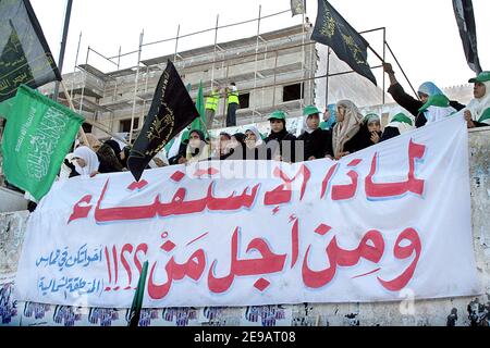 Palästinensische Frauen, die die Hamas und den Islamischen Dschihad unterstützen, versammeln sich am Samstag, den 10. Juni 2006, bei einer Kundgebung gegen die Einberufung eines Referendums durch den palästinensischen Präsidenten Mahmoud Abbas vor dem Legislativrat in Gaza-Stadt, Palästina. Abbas erklärte, er werde am 26. Juli ein Referendum über die Errichtung eines palästinensischen Staates an der Seite Israels abhalten, gegen das sich die Hamas entschieden ausspricht. Foto von Mohamed Atta/ABACAPRESS.COM Stockfoto