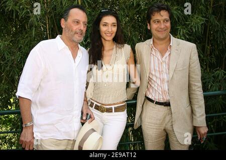 Der französische Schauspieler Jean Reno, seine Frau Zofia Borucka und Laurent Gerra kommen am 11. Juni 2006 im "Village", dem VIP-Viertel der French Tennis Open in der Roland Garros Arena in Paris, Frankreich, an. Foto von Gorassini-Nebinger-Zabulon/ABACAPRESS.COM Stockfoto