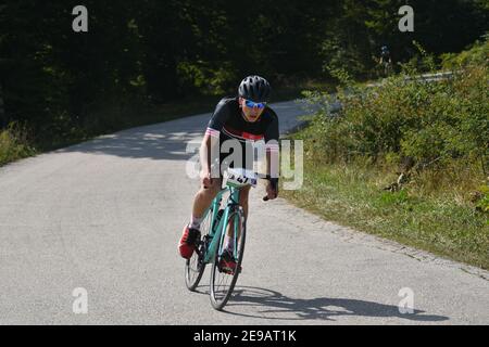 Mavrovo, Mazedonien, September 08 2020. Das Zeitfahrrad-Rennen fand im hügeligen Gelände von Mavrovo statt, für Profi- und Amateurfahrer. Stockfoto