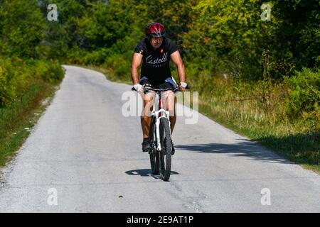 Mavrovo, Mazedonien, September 08 2020. Das Zeitfahrrad-Rennen fand im hügeligen Gelände von Mavrovo statt, für Profi- und Amateurfahrer. Stockfoto