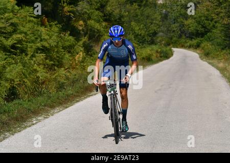 Mavrovo, Mazedonien, September 08 2020. Das Zeitfahrrad-Rennen fand im hügeligen Gelände von Mavrovo statt, für Profi- und Amateurfahrer. Stockfoto