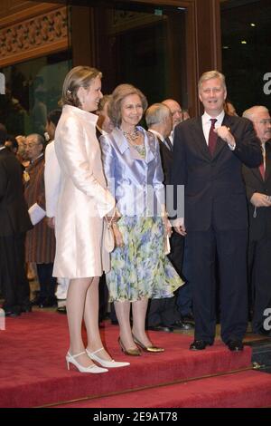 Prinzessin Mathilde und Kronprinz Philippe von Belgien mit Königin Sofia von Spanien nehmen am 12. Juni 2006 in Bangkok, Thailand, an der Royal Barge Prozession Teil. Der König von Thailand feiert den 60th. Jahrestag seiner Thronbesteigung. Foto von Patrick Durand/ABACAPRESS.COM Stockfoto