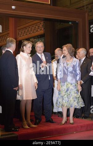 Prinzessin Mathilde und Kronprinz Philippe von Belgien mit Königin Sofia von Spanien und Prinz Henrik von Dänemark nehmen am 12. Juni 2006 an der Royal Barge Prozession in Bangkok, Thailand, Teil. Der König von Thailand feiert den 60th. Jahrestag seiner Thronbesteigung. Foto von Patrick Durand/ABACAPRESS.COM zur Teilnahme an der Royal Barge Prozession am 12. Juni 2006 in Bangkok, Thailand. Der König von Thailand feiert den 60th. Jahrestag seiner Thronbesteigung. Foto von Patrick Durand/ABACAPRESS.COM Stockfoto