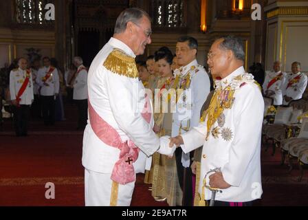 Der thailändische König Bhumibol Adulyadej begrüßt Prinz Henrik von Dänemark am 12. Juni 2006 in der Ananda Samakhom Thronhalle in Bangkok, Thailand. Die Vertreter von 25 Königshäusern aus Europa, Afrika, dem Nahen Osten und den asiatischen Nachbarn Thailands dierten in den kunstvollen, jahrhundertealten Saal, um zum 60th. Jahrestag der Thronbesteigung des 78-jährigen Königs ihre besten Wünsche zu übermitteln. Foto von Patrick Durand/ABACAPRESS.COM Stockfoto