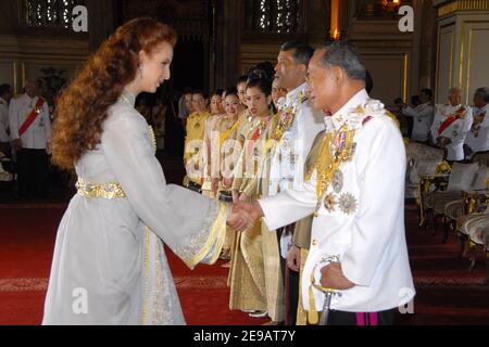 Der thailändische König Bhumibol Adulyadej begrüßt Prinzessin Lalla Salma von Marokko am 12. Juni 2006 in der Thronhalle von Ananda Samakhom in Bangkok, Thailand. Die Vertreter von 25 Königshäusern aus Europa, Afrika, dem Nahen Osten und den asiatischen Nachbarn Thailands dierten in den kunstvollen, jahrhundertealten Saal, um zum 60th. Jahrestag der Thronbesteigung des 78-jährigen Königs ihre besten Wünsche zu übermitteln. Foto von Patrick Durand/ABACAPRESS.COM Stockfoto