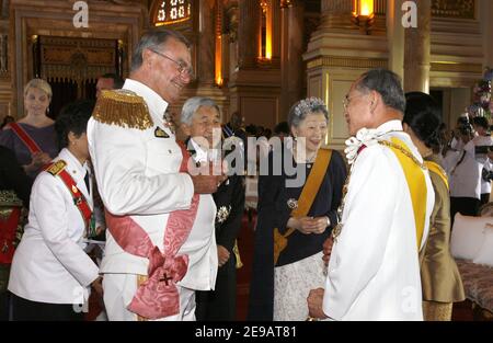 Der thailändische König Bhumibol Adulyadej begrüßt Prinz Henrik von Dänemark am 12. Juni 2006 in der Ananda Samakhom Thronhalle in Bangkok, Thailand. Die Vertreter von 25 Königshäusern aus Europa, Afrika, dem Nahen Osten und den asiatischen Nachbarn Thailands dierten in den kunstvollen, jahrhundertealten Saal, um zum 60th. Jahrestag der Thronbesteigung des 78-jährigen Königs ihre besten Wünsche zu übermitteln. Foto von Patrick Durand/ABACAPRESS.COM Stockfoto