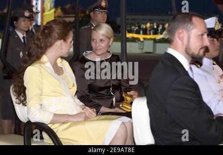 Prinzessin Lalla Salma von Marokko und Kronprinzessin Mette-Marit von Norwegen kommen im Royal Navy Club an, um am 12. Juni 2006 an der Royal Barge Prozession in Bangkok, Thailand, teilzunehmen. Der König von Thailand feiert den 60th. Jahrestag seiner Thronbesteigung. Foto von Patrick Durand/ABACAPRESS.COM Stockfoto