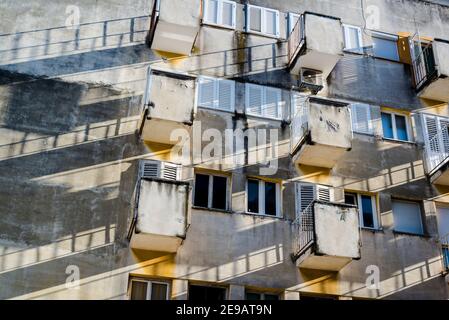 Balkone auf einem Wohnblock im sozialistischen Stil der Nachkriegszeit, Zadar, Dalmatien, Kroatien Stockfoto