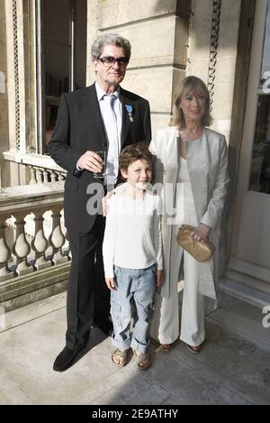 Der französische Komponist Gerard Bourgeois posiert mit seiner Frau Macha und seinem Sohn Samuel. Am 12. Juni 2006 wurde er von Kulturminister Renaud Donnedieu de Vabres mit der Medaille "Chevalier de la Legion d'Honneur" in Paris, Frankreich, geehrt. Foto von Edouard Bernaux/ABACAPRESS.COM Stockfoto