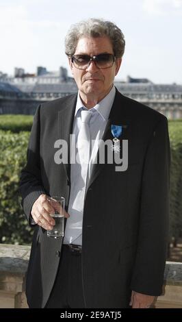 Der französische Komponist Gerard Bourgeois wurde am 12. Juni 2006 von Kulturminister Renaud Donnedieu de Vabres mit der Medaille "Chevalier de la Legion d'Honneur" in Paris, Frankreich, geehrt. Foto von Edouard Bernaux/ABACAPRESS.COM Stockfoto