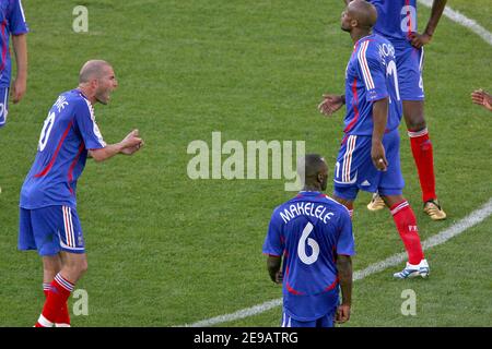 Der Franzose Zinedine Zidane spricht mit den Verteidigern William Gallas und Makelele während der Weltmeisterschaft 2006, Gruppe G, Frankreich gegen die Schweiz in Stuttgart, Deutschland am 13. Juni 2006. Das Spiel endete in 0-0 Unentschieden. Foto von Gouhier-Hahn-Orban/Cameleon/ABACAPRESS.COM Stockfoto