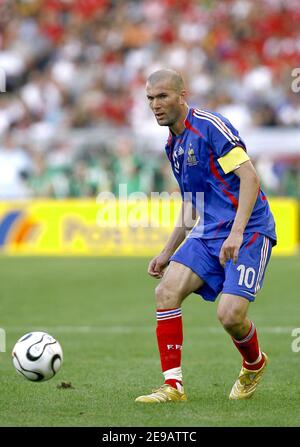 Frankreichs Zinedine Zidane bei der WM 2006, Gruppe G, Frankreich gegen die Schweiz in Stuttgart, Deutschland am 13. Juni 2006. Das Spiel endete in 0-0 Unentschieden. Foto von Christian Liewig/ABACAPRESS.COM Stockfoto