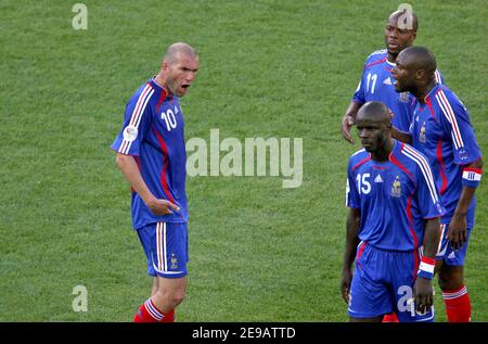 Der Franzose Zinedine Zidane spricht mit den Verteidigern William Gallas , Thuram und Wiltord während der Weltmeisterschaft 2006, Gruppe G, Frankreich gegen die Schweiz in Stuttgart, Deutschland am 13. Juni 2006. Das Spiel endete in 0-0 Unentschieden. Foto von Gouhier-Hahn-Orban/Cameleon/ABACAPRESS.COM Stockfoto