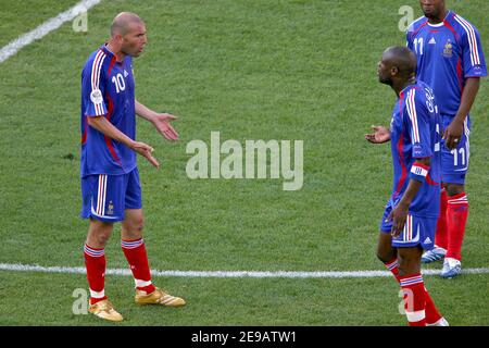 Der Franzose Zinedine Zidane spricht mit den Verteidigern William Gallas und Wiltord während der Weltmeisterschaft 2006, Gruppe G, Frankreich gegen die Schweiz in Stuttgart, Deutschland am 13. Juni 2006. Das Spiel endete in 0-0 Unentschieden. Foto von Gouhier-Hahn-Orban/Cameleon/ABACAPRESS.COM Stockfoto