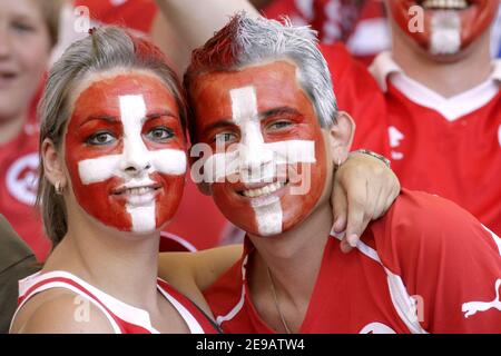 Schweizer Fans während der WM 2006, Gruppe G, Frankreich gegen die Schweiz in Stuttgart, Deutschland am 13. Juni 2006. Das Spiel endete in 0-0 Unentschieden. Foto von Gouhier-Hahn-Orban/Cameleon/ABACAPRESS.COM Stockfoto