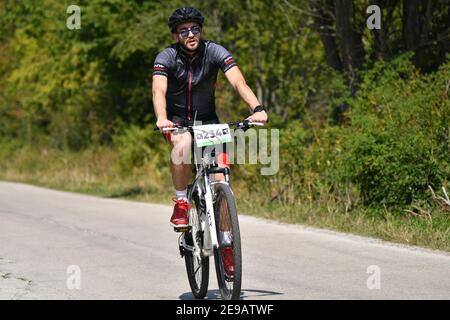Mavrovo, Mazedonien, September 08 2020. Das Zeitfahrrad-Rennen fand im hügeligen Gelände von Mavrovo statt, für Profi- und Amateurfahrer. Stockfoto