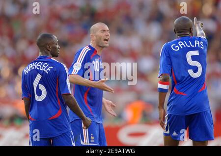 Der Franzose Zinedine Zidane spricht mit den Verteidigern Makelele und William Gallas während der Weltmeisterschaft 2006, Gruppe G, Frankreich gegen die Schweiz in Stuttgart, Deutschland am 13. Juni 2006. Das Spiel endete in 0-0 Unentschieden. Foto von Gouhier-Hahn-Orban/Cameleon/ABACAPRESS.COM Stockfoto