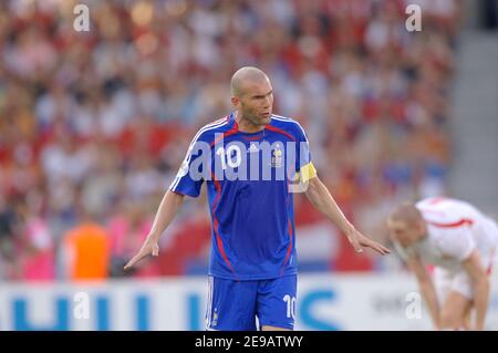 Der Franzose Zinedine Zidane spricht mit den Verteidigern Lilian Thuram und William Gallas während der Weltmeisterschaft 2006, Gruppe G, Frankreich gegen die Schweiz in Stuttgart, Deutschland am 13. Juni 2006. Das Spiel endete in 0-0 Unentschieden. Foto von Gouhier-Hahn-Orban/Cameleon/ABACAPRESS.COM Stockfoto