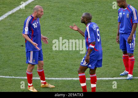 Der Franzose Zinedine Zidane spricht mit den Verteidigern William Gallas und Lilian Thuram während der Weltmeisterschaft 2006, Gruppe G, Frankreich gegen die Schweiz in Stuttgart, Deutschland am 13. Juni 2006. Das Spiel endete in 0-0 Unentschieden. Foto von Gouhier-Hahn-Orban/Cameleon/ABACAPRESS.COM Stockfoto