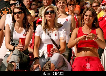 Schweizer Fans während der WM 2006, Gruppe G, Frankreich gegen die Schweiz in Stuttgart, Deutschland am 13. Juni 2006. Das Spiel endete in 0-0 Unentschieden. Foto von Gouhier-Hahn-Orban/Cameleon/ABACAPRESS.COM Stockfoto