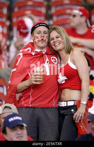 Schweizer Fans während der WM 2006, Gruppe G, Frankreich gegen die Schweiz in Stuttgart, Deutschland am 13. Juni 2006. Das Spiel endete in 0-0 Unentschieden. Foto von Gouhier-Hahn-Orban/Cameleon/ABACAPRESS.COM Stockfoto