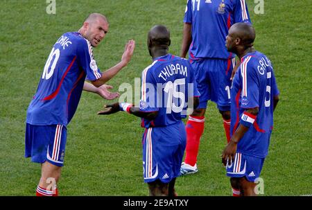 Der Franzose Zinedine Zidane spricht mit den Verteidigern William Gallas und Lilian Thuram während der Weltmeisterschaft 2006, Gruppe G, Frankreich gegen die Schweiz in Stuttgart, Deutschland am 13. Juni 2006. Das Spiel endete in 0-0 Unentschieden. Foto von Gouhier-Hahn-Orban/Cameleon/ABACAPRESS.COM Stockfoto