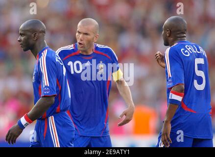 Der Franzose Zinedine Zidane spricht mit den Verteidigern Lilian Thuram William Gallas während der Weltmeisterschaft 2006, Gruppe G, Frankreich gegen die Schweiz in Stuttgart, Deutschland am 13. Juni 2006. Das Spiel endete in 0-0 Unentschieden. Foto von Gouhier-Hahn-Orban/Cameleon/ABACAPRESS.COM Stockfoto