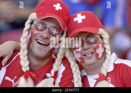 Schweizer Fans während der WM 2006, Gruppe G, Frankreich gegen die Schweiz in Stuttgart, Deutschland am 13. Juni 2006. Das Spiel endete in 0-0 Unentschieden. Foto von Gouhier-Hahn-Orban/Cameleon/ABACAPRESS.COM Stockfoto