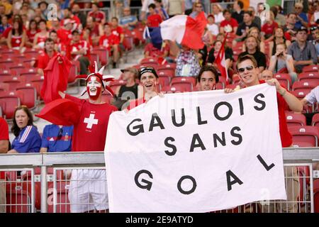 Schweizer Fans während der WM 2006, Gruppe G, Frankreich gegen die Schweiz in Stuttgart, Deutschland am 13. Juni 2006. Das Spiel endete in 0-0 Unentschieden. Foto von Gouhier-Hahn-Orban/Cameleon/ABACAPRESS.COM Stockfoto