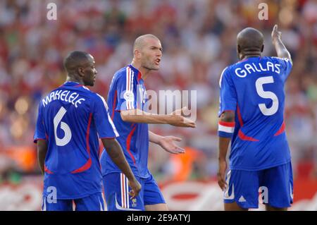 Der Franzose Zinedine Zidane spricht mit den Verteidigern Makelele und William Gallas während der Weltmeisterschaft 2006, Gruppe G, Frankreich gegen die Schweiz in Stuttgart, Deutschland am 13. Juni 2006. Das Spiel endete in 0-0 Unentschieden. Foto von Gouhier-Hahn-Orban/Cameleon/ABACAPRESS.COM Stockfoto