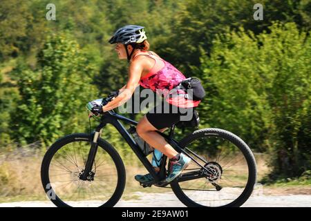 Mavrovo, Mazedonien, September 08 2020. Das Zeitfahrrad-Rennen fand im hügeligen Gelände von Mavrovo statt, für Profi- und Amateurfahrer. Stockfoto