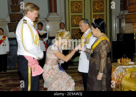 Der thailändische König Bhumibol Adulyadej und Königin Sirikit (R) empfingen den niederländischen Kronprinzen Willem Alexander und Prinzessin Maxima von den Niederlanden in der Thronhalle von Borommaratchasathit Maholan zum königlichen Bankett zu Ehren der ausländischen Monarchen in Bangkok, 13. Juni 2006. Royals aus ganz Asien, Europa, dem Nahen Osten und Afrika schlossen sich Thailands König bei einem Staatsbankett an, um sein 60th-jähriges Thronjubiläum als der am längsten regierende Monarch der Welt zu feiern. Foto von Patrick Durand/Pool/ABACAPRESS.COM Stockfoto